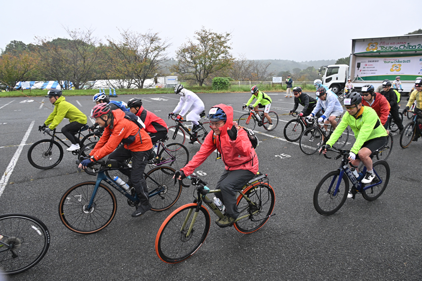 スタート地点へ進む参加者